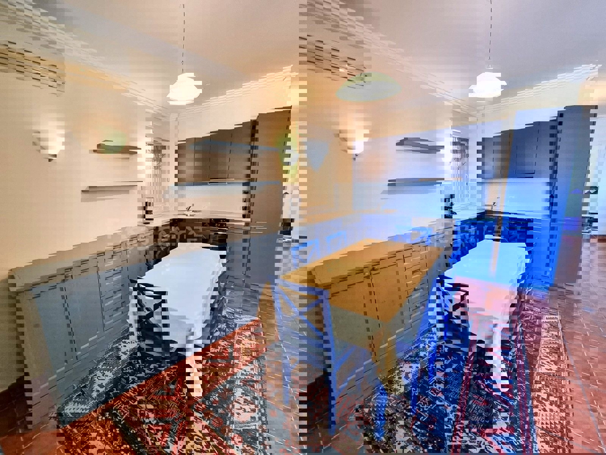 POSIZIONE ESCLUSIVA! Crveni Vrh - appartamento con spaziosa terrazza, a 130 m dal mare!