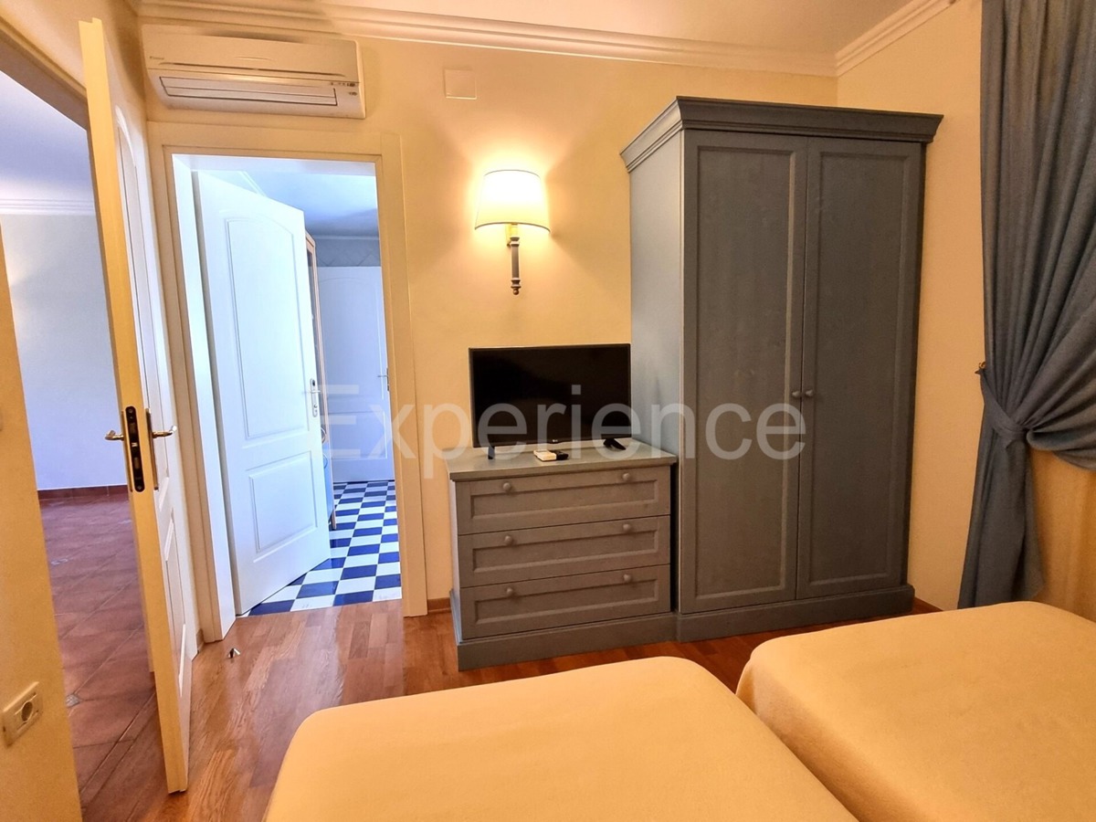 POSIZIONE ESCLUSIVA! Crveni Vrh - appartamento con spaziosa terrazza, a 130 m dal mare!