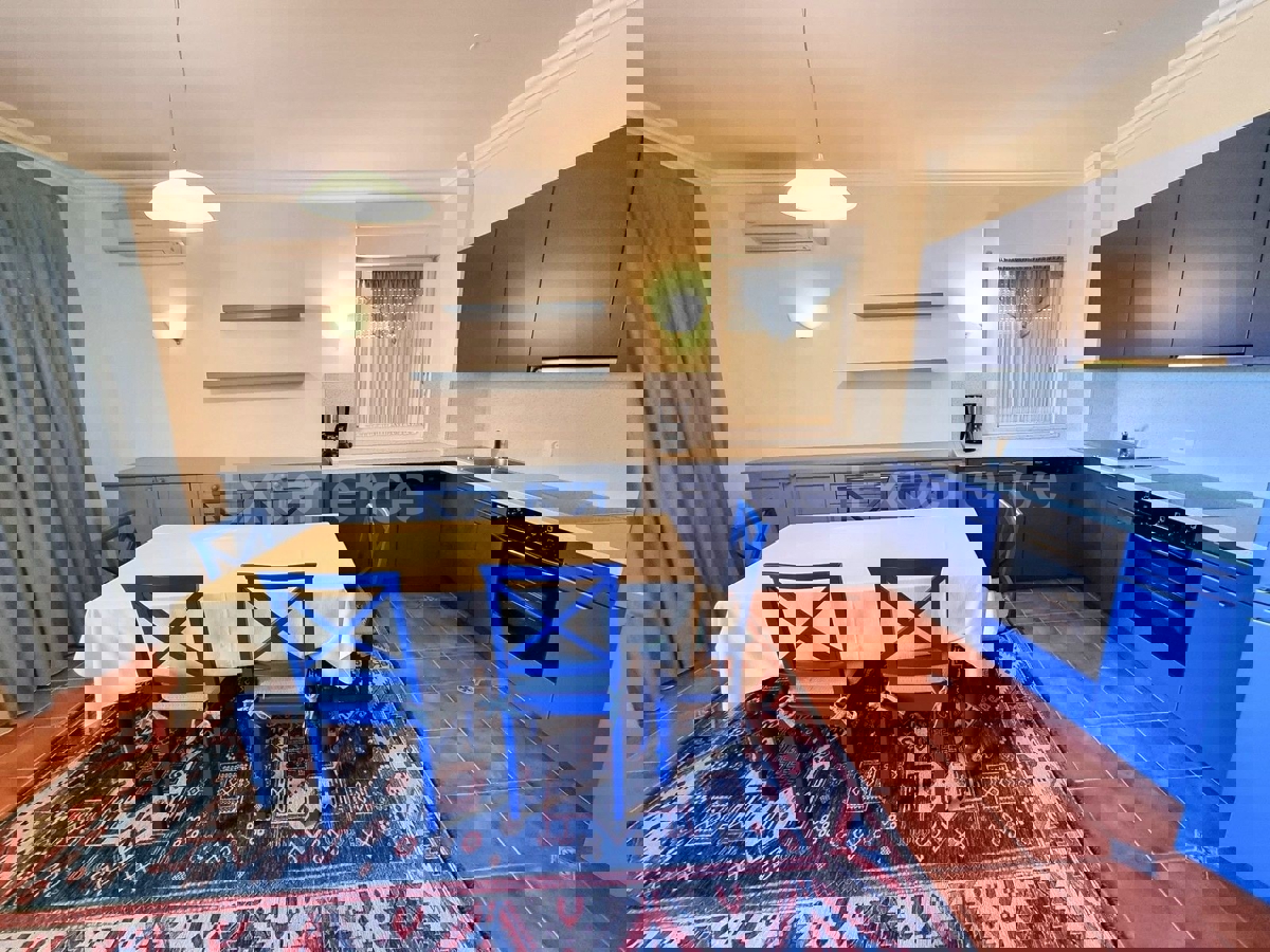 POSIZIONE ESCLUSIVA! Crveni Vrh - appartamento con spaziosa terrazza, a 130 m dal mare!