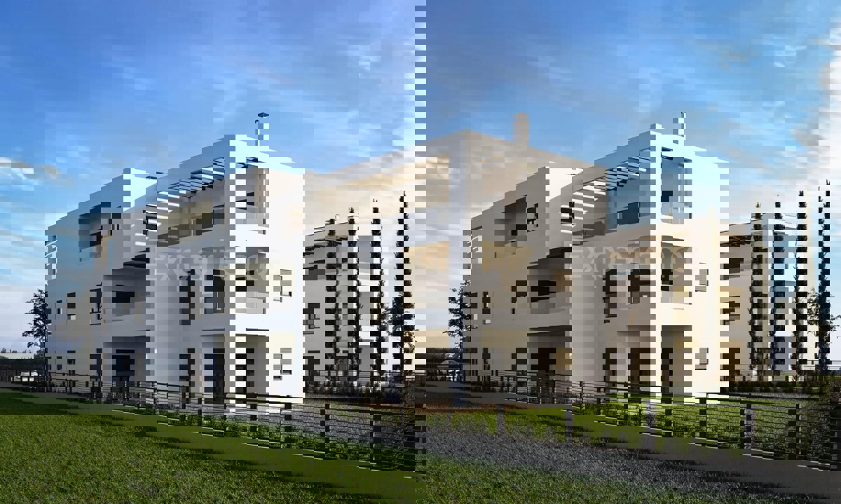 Appartamento con giardino e 2 bagni – Parenzo, piano terra, 1 km