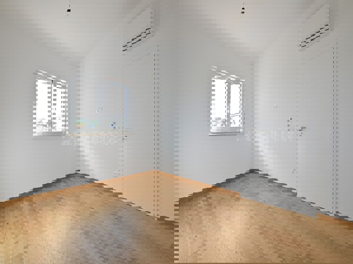 Tar - 2 km dal mare, appartamento in un edificio nuovo, 1. piano, 2 posti auto