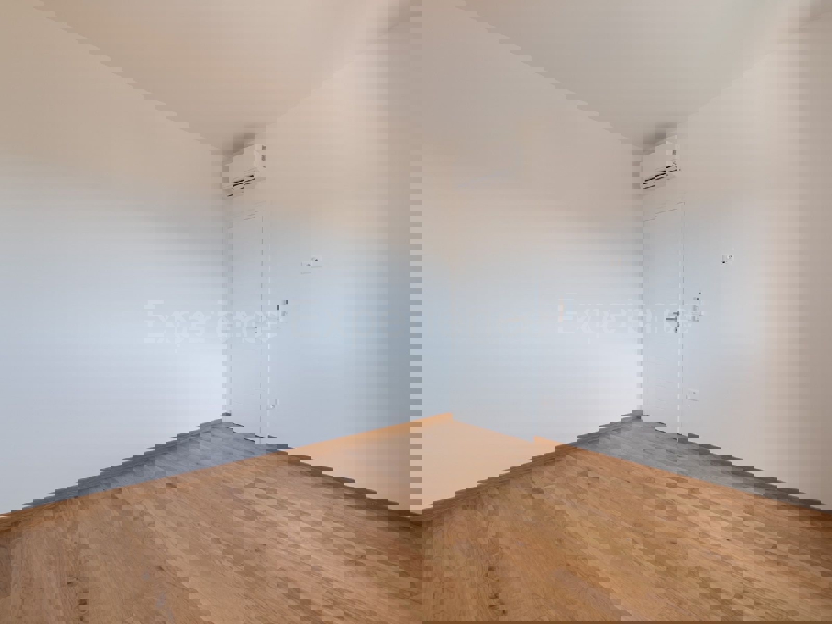 Tar - 2 km dal mare, appartamento in un edificio nuovo, 1. piano, 2 posti auto