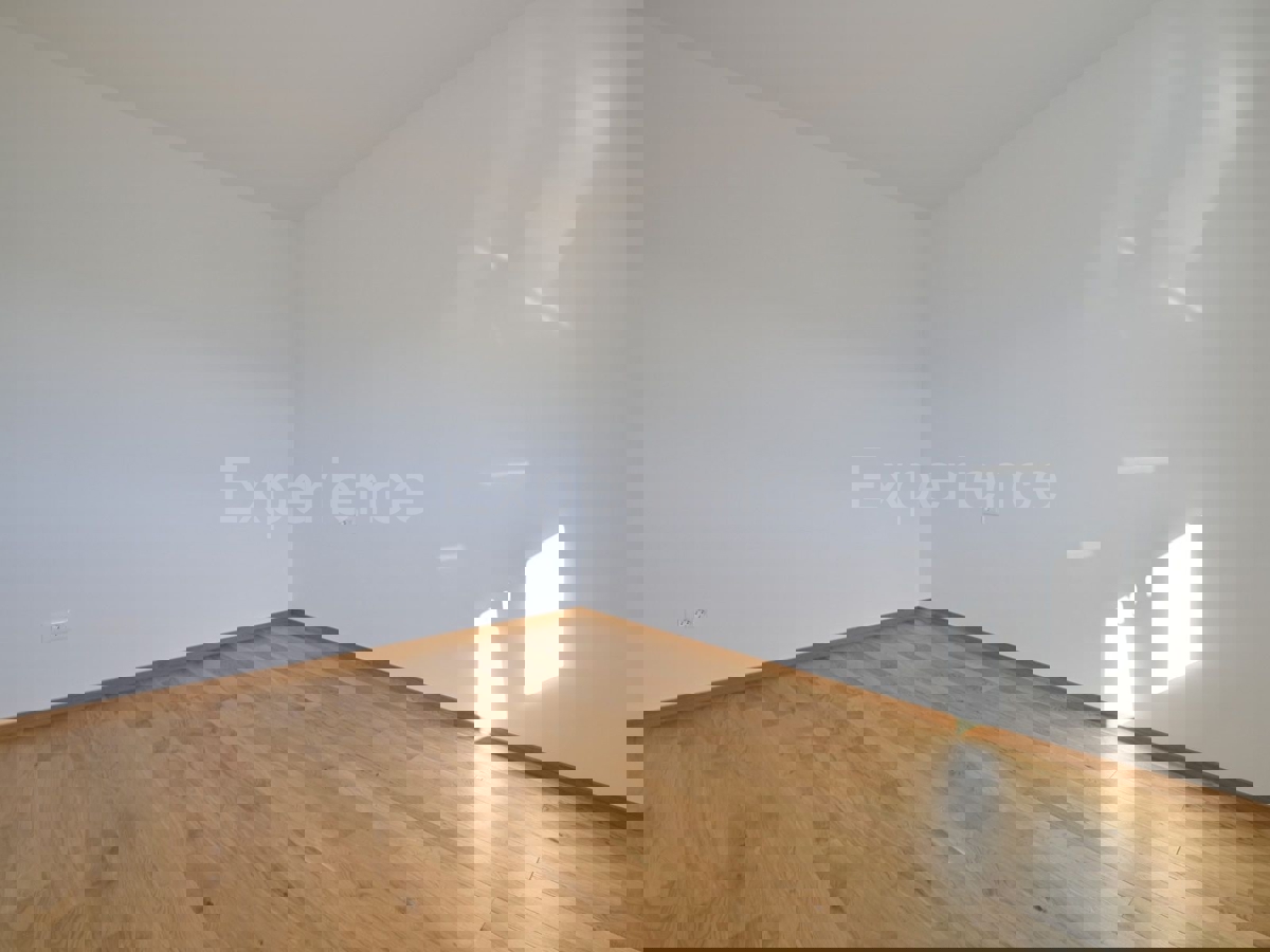 Tar - 2 km dal mare, appartamento in un edificio nuovo, 1. piano, 2 posti auto