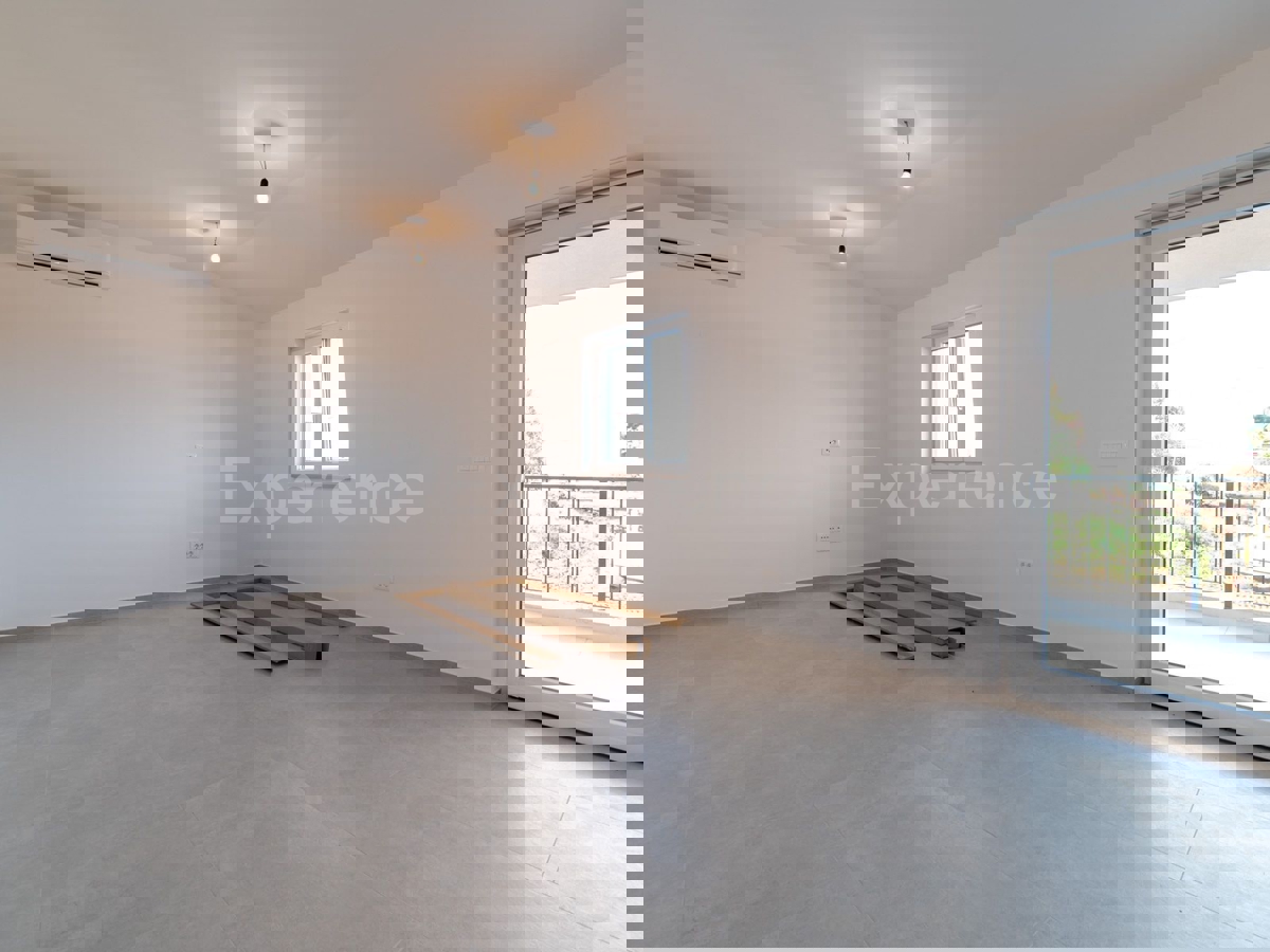 Tar - 2 km dal mare, appartamento in un edificio nuovo, 1. piano, 2 posti auto