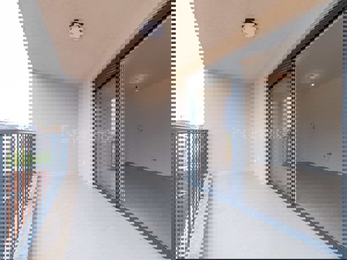 Tar - 2 km dal mare, appartamento in un edificio nuovo, 1. piano, 2 posti auto