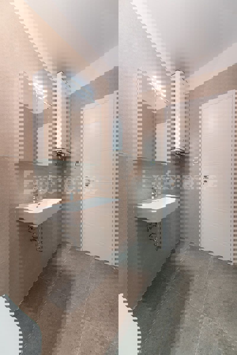 Tar - 2 km dal mare, appartamento in un edificio nuovo, 1. piano, 2 posti auto