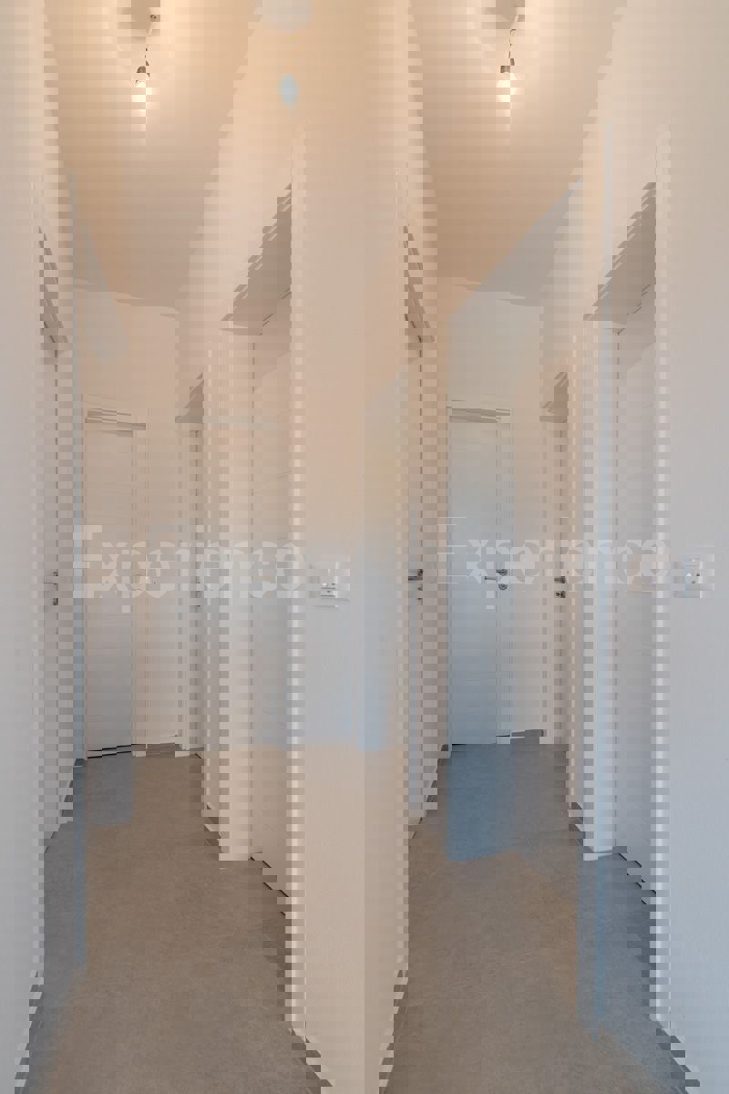 Tar - 2 km dal mare, appartamento in un edificio nuovo, 1. piano, 2 posti auto