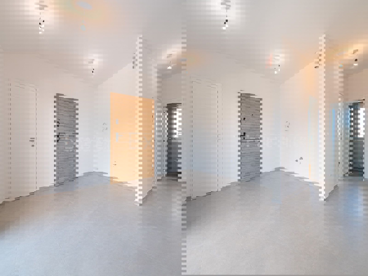 Tar - 2 km dal mare, appartamento in un edificio nuovo, 1. piano, 2 posti auto