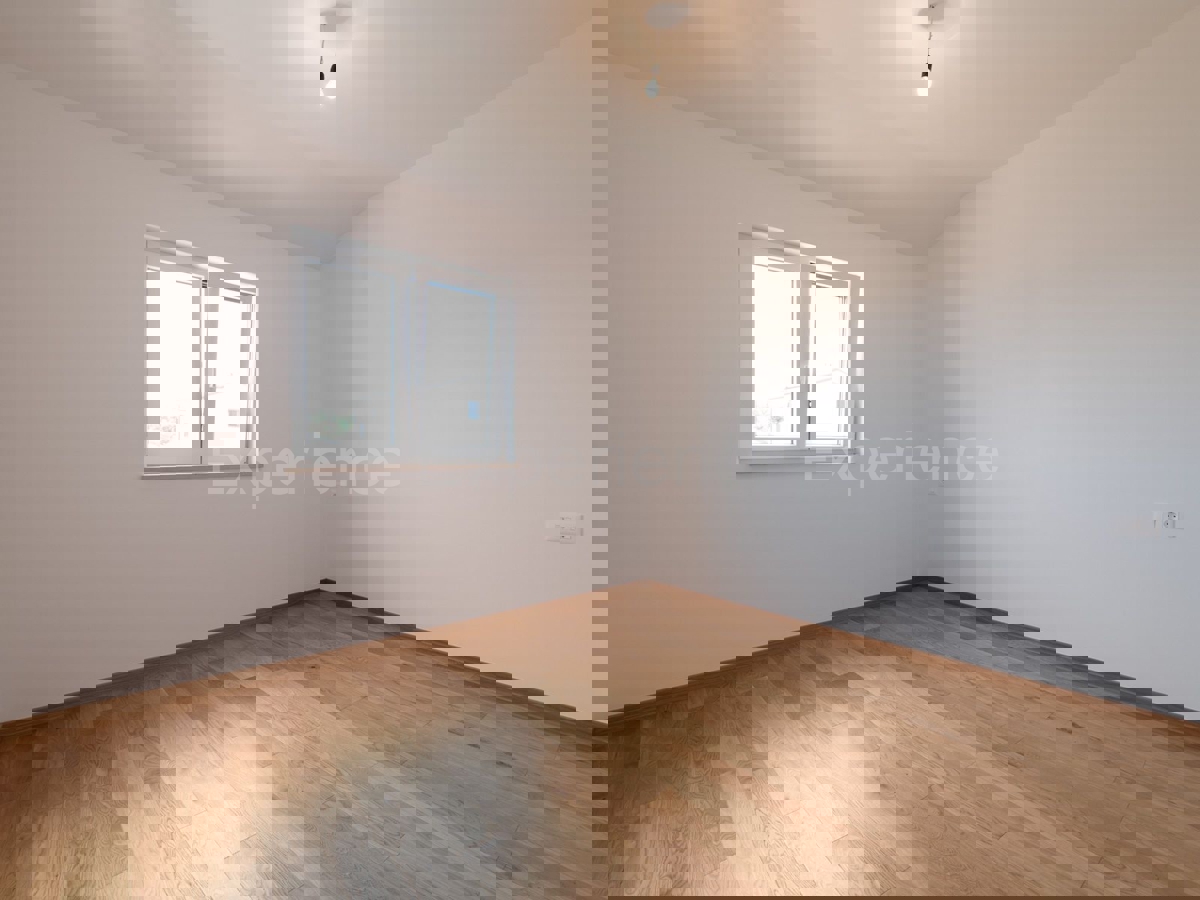 Tar - 2 km dal mare, appartamento in un edificio nuovo, 1. piano, 2 posti auto