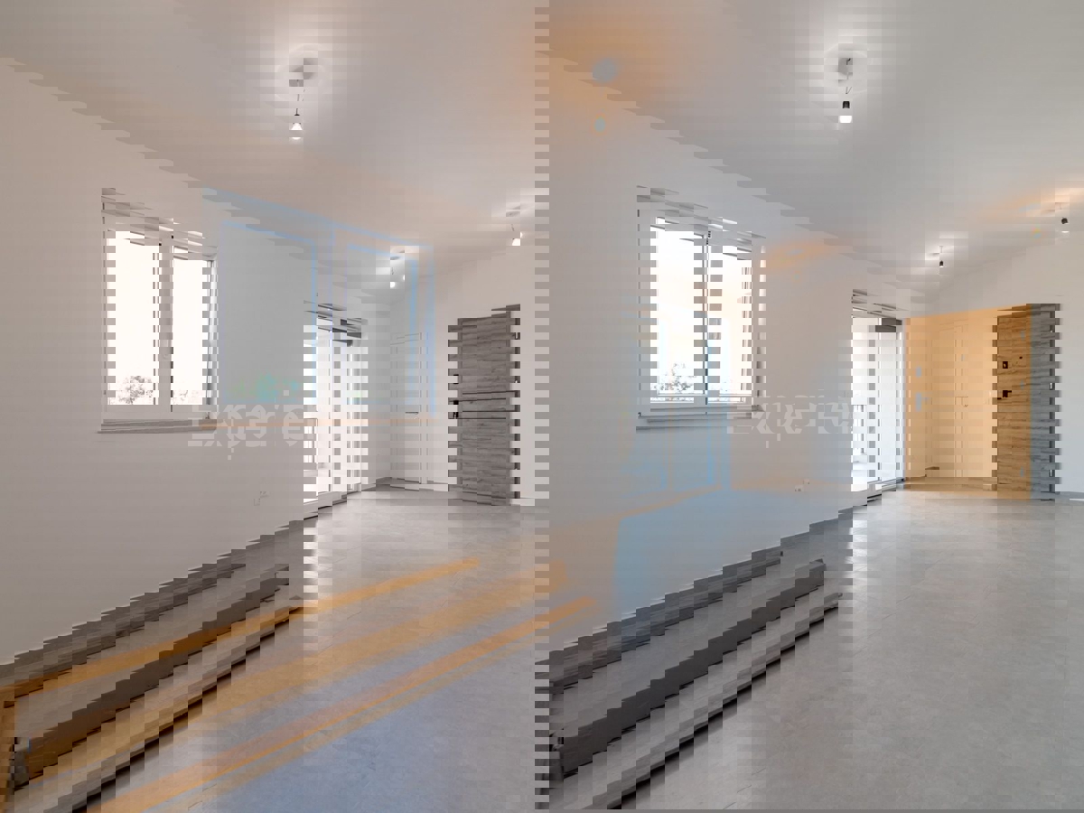 Tar - 2 km dal mare, appartamento in un edificio nuovo, 1. piano, 2 posti auto