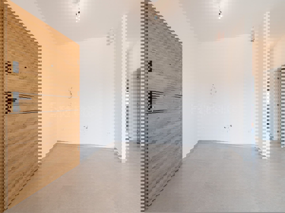 Tar - 2 km dal mare, appartamento in un edificio nuovo, 1. piano, 2 posti auto