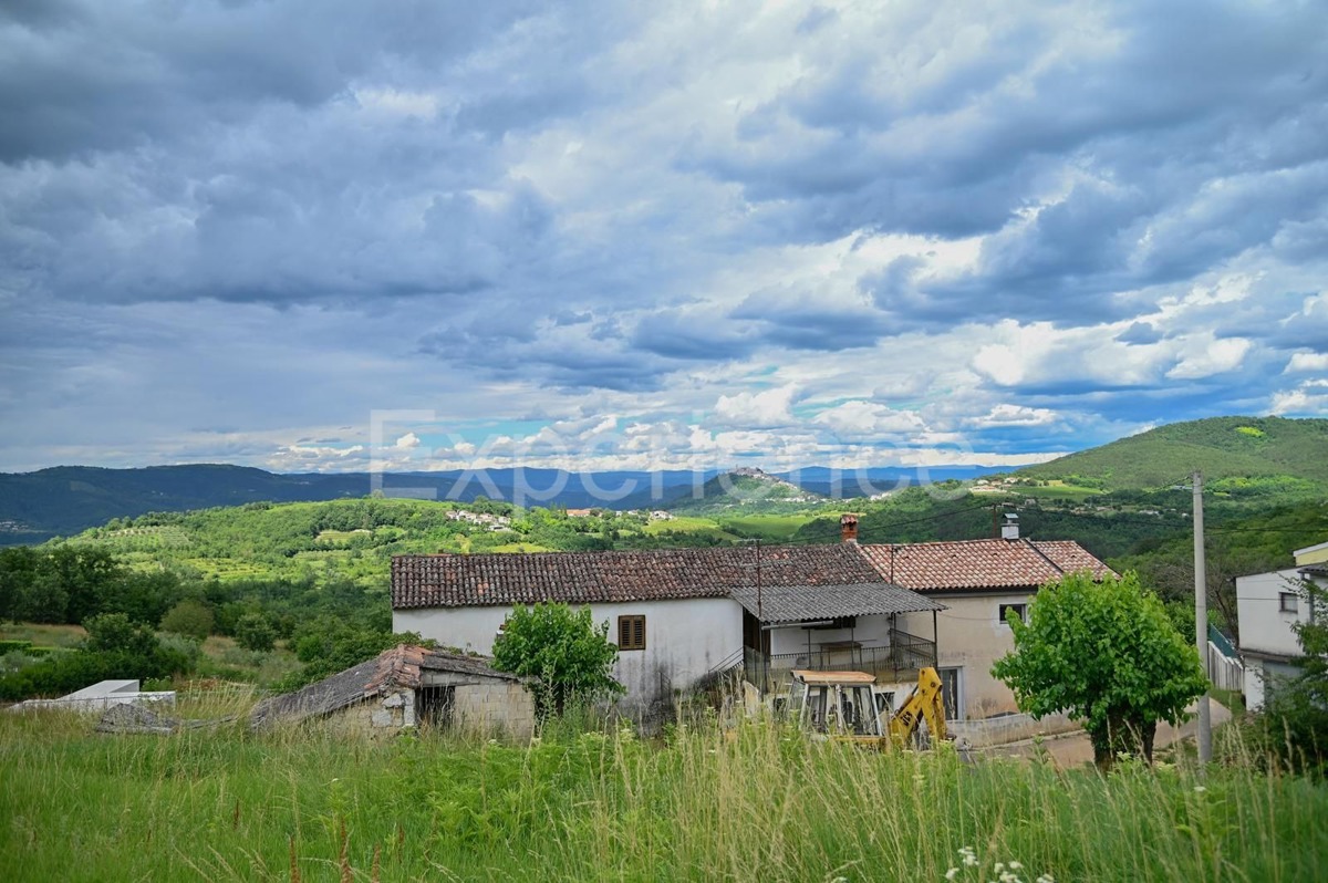 Casa in pietra (112 m²) e terreno edificabile (1.367 m²) con VISTA PANORAMICA SU MONTONA!