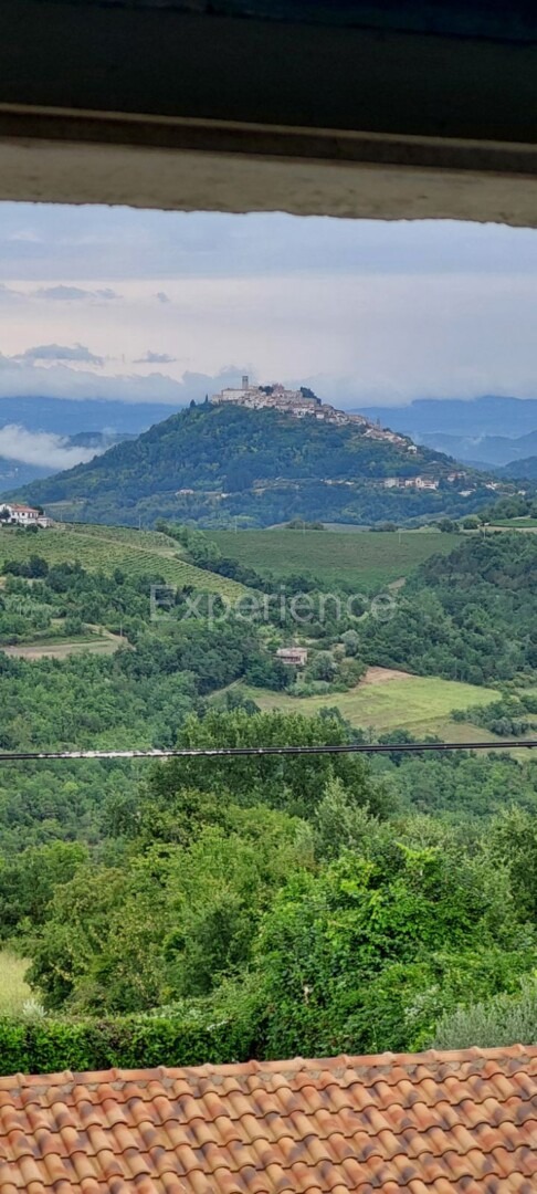 Casa in pietra (112 m²) e terreno edificabile (1.367 m²) con VISTA PANORAMICA SU MONTONA!