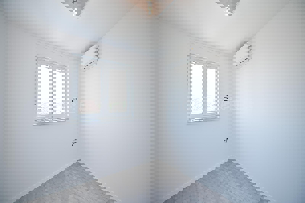 ISTRIA, zona Parenzo - appartamento con 3 camere da letto (71,33 m²), nuova costruzione, 1. piano