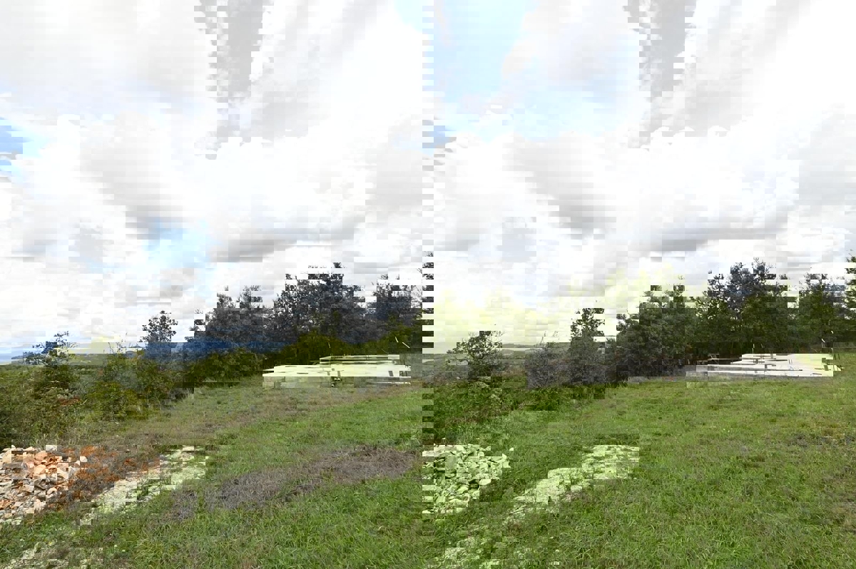 Zona di Visignano: terreno edificabile con fondamenta completate, VISTA PANORAMICA!