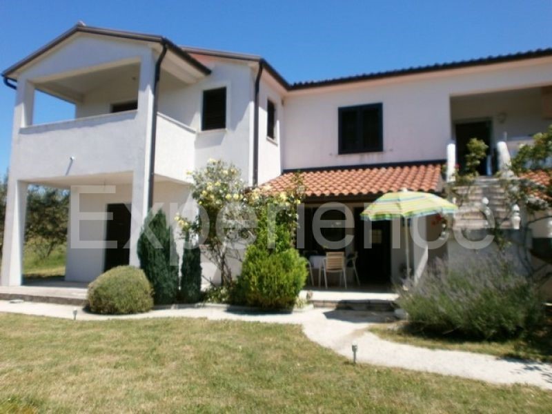 Vižinada, casa con 5 appartamenti, vista Motovun, zona tranquilla