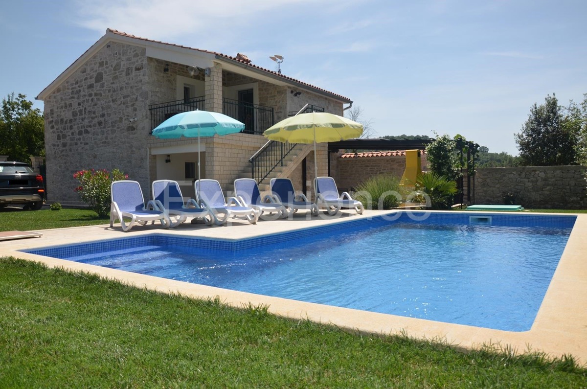 Nelle vicinanze di Parenzo - casa in pietra ristrutturata con piscina