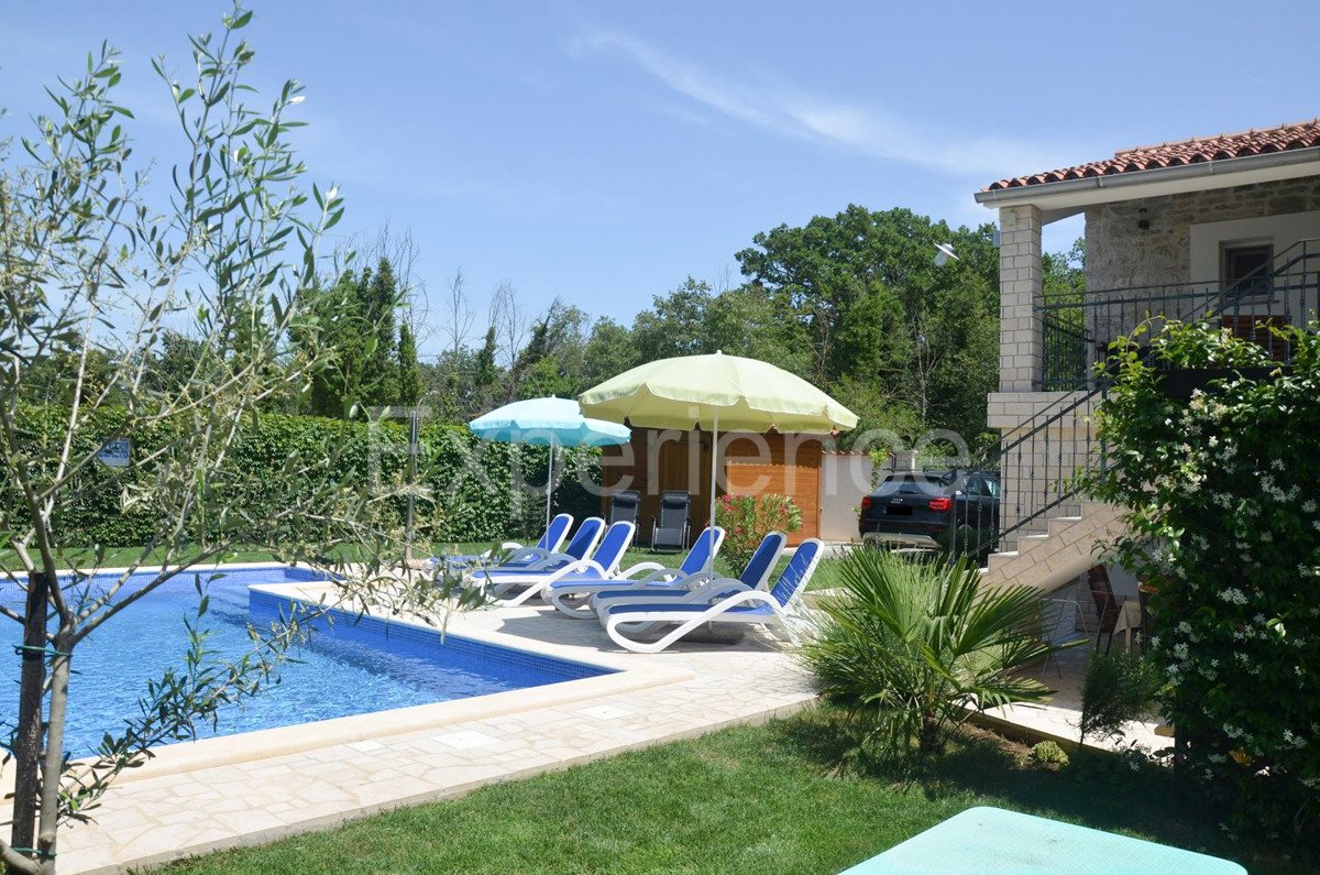 Nelle vicinanze di Parenzo - casa in pietra ristrutturata con piscina