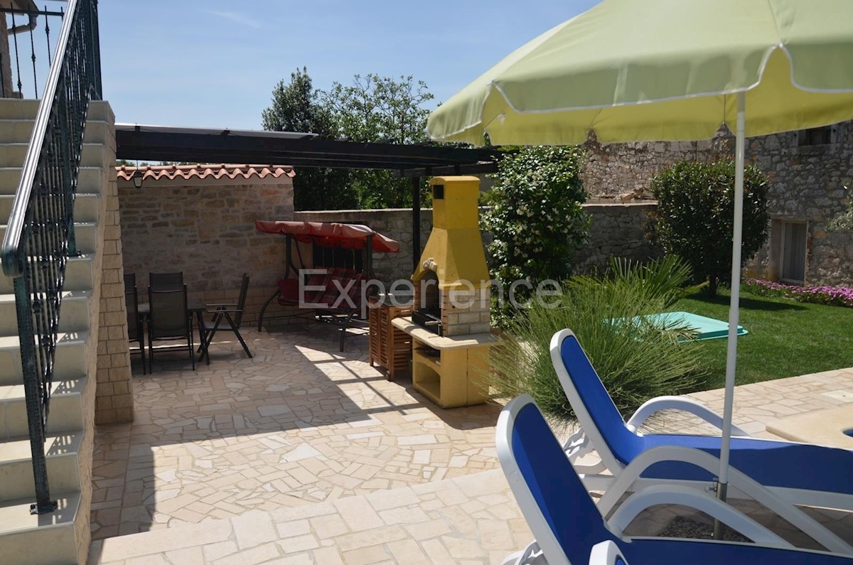 Nelle vicinanze di Parenzo - casa in pietra ristrutturata con piscina