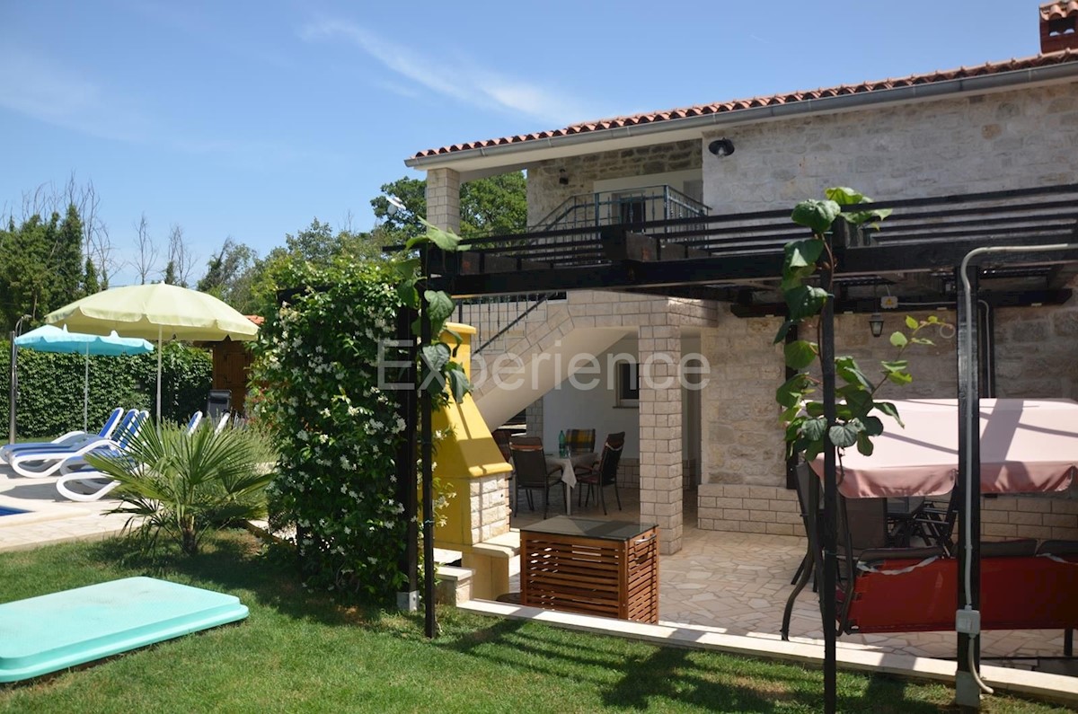 Nelle vicinanze di Parenzo - casa in pietra ristrutturata con piscina