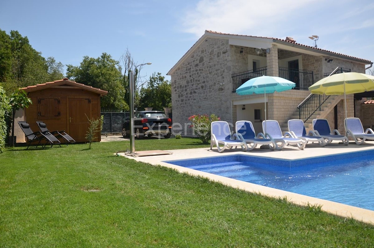 Nelle vicinanze di Parenzo - casa in pietra ristrutturata con piscina