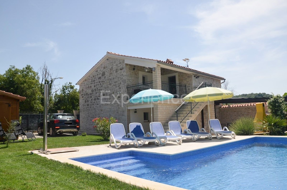 Nelle vicinanze di Parenzo - casa in pietra ristrutturata con piscina