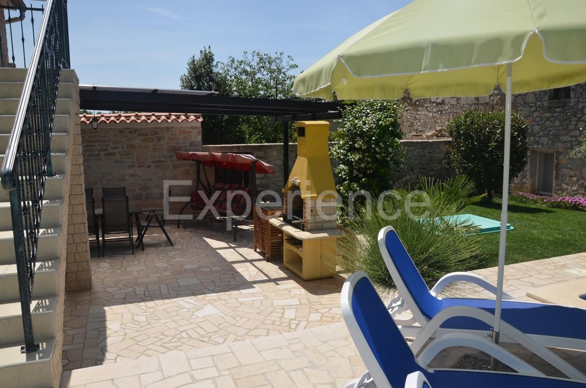 Nelle vicinanze di Parenzo - casa in pietra ristrutturata con piscina