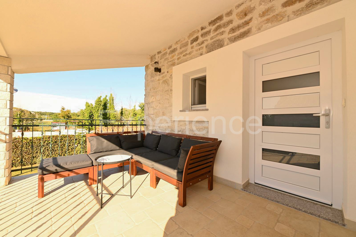 Nelle vicinanze di Parenzo - casa in pietra ristrutturata con piscina