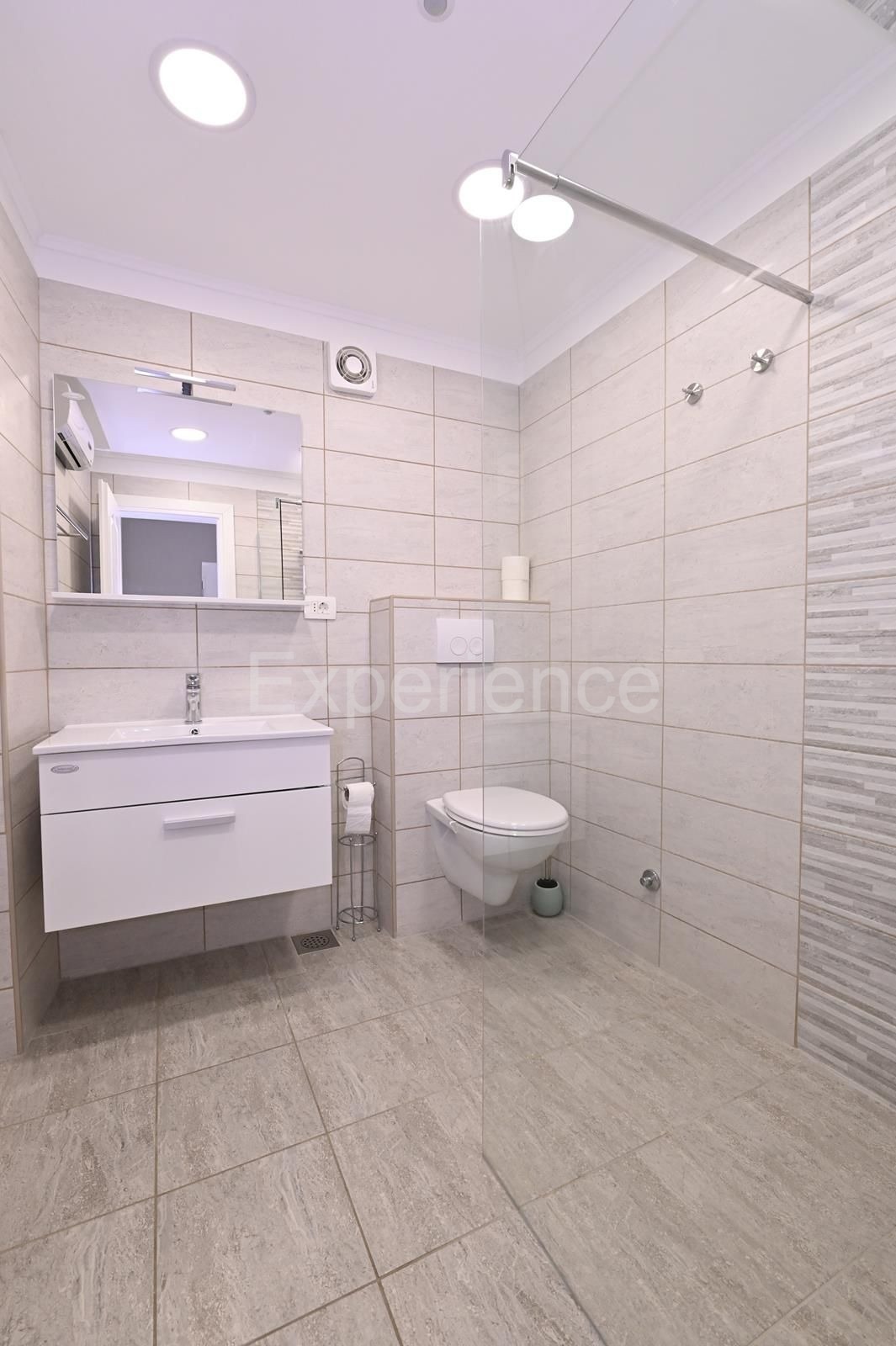 Nelle vicinanze di Parenzo - casa in pietra ristrutturata con piscina