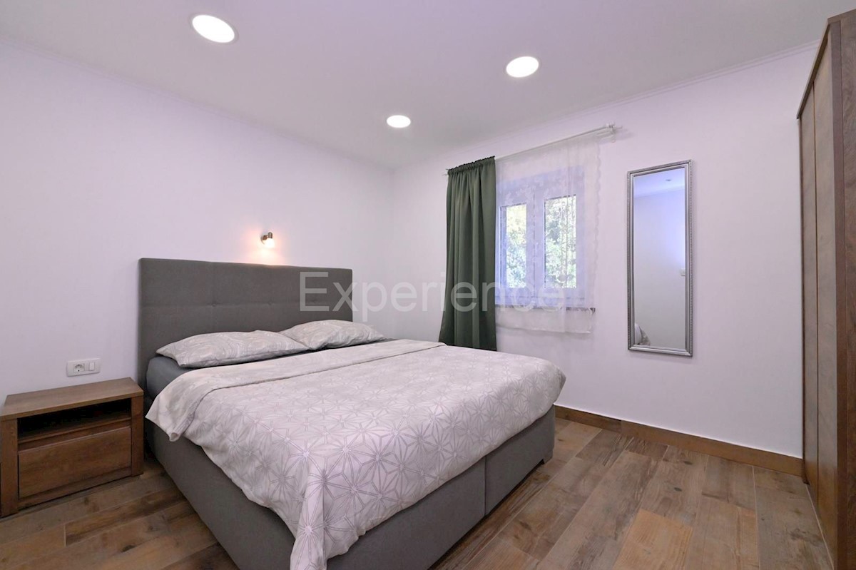 Nelle vicinanze di Parenzo - casa in pietra ristrutturata con piscina
