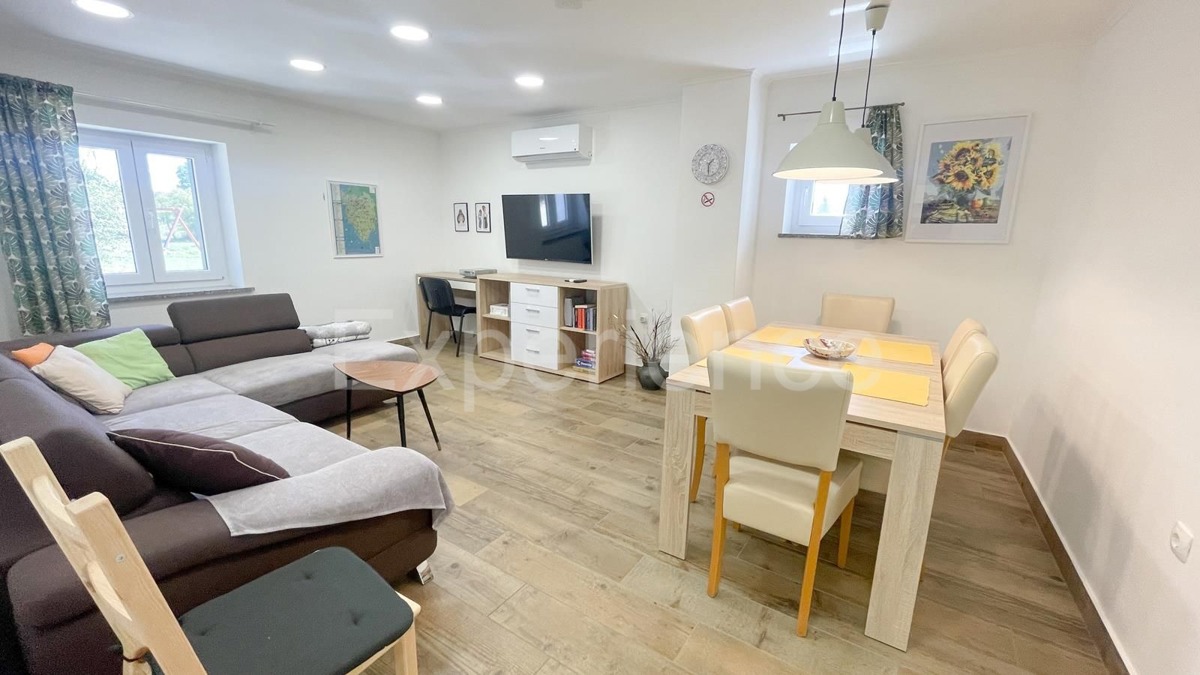 Nelle vicinanze di Parenzo - casa in pietra ristrutturata con piscina