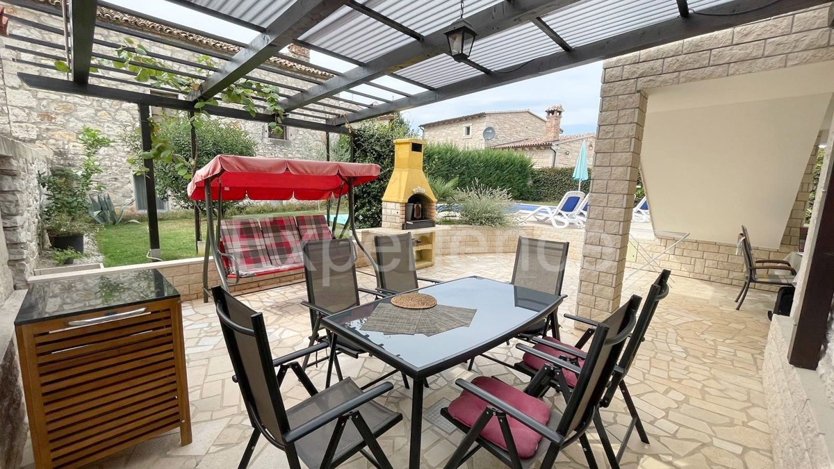 Nelle vicinanze di Parenzo - casa in pietra ristrutturata con piscina