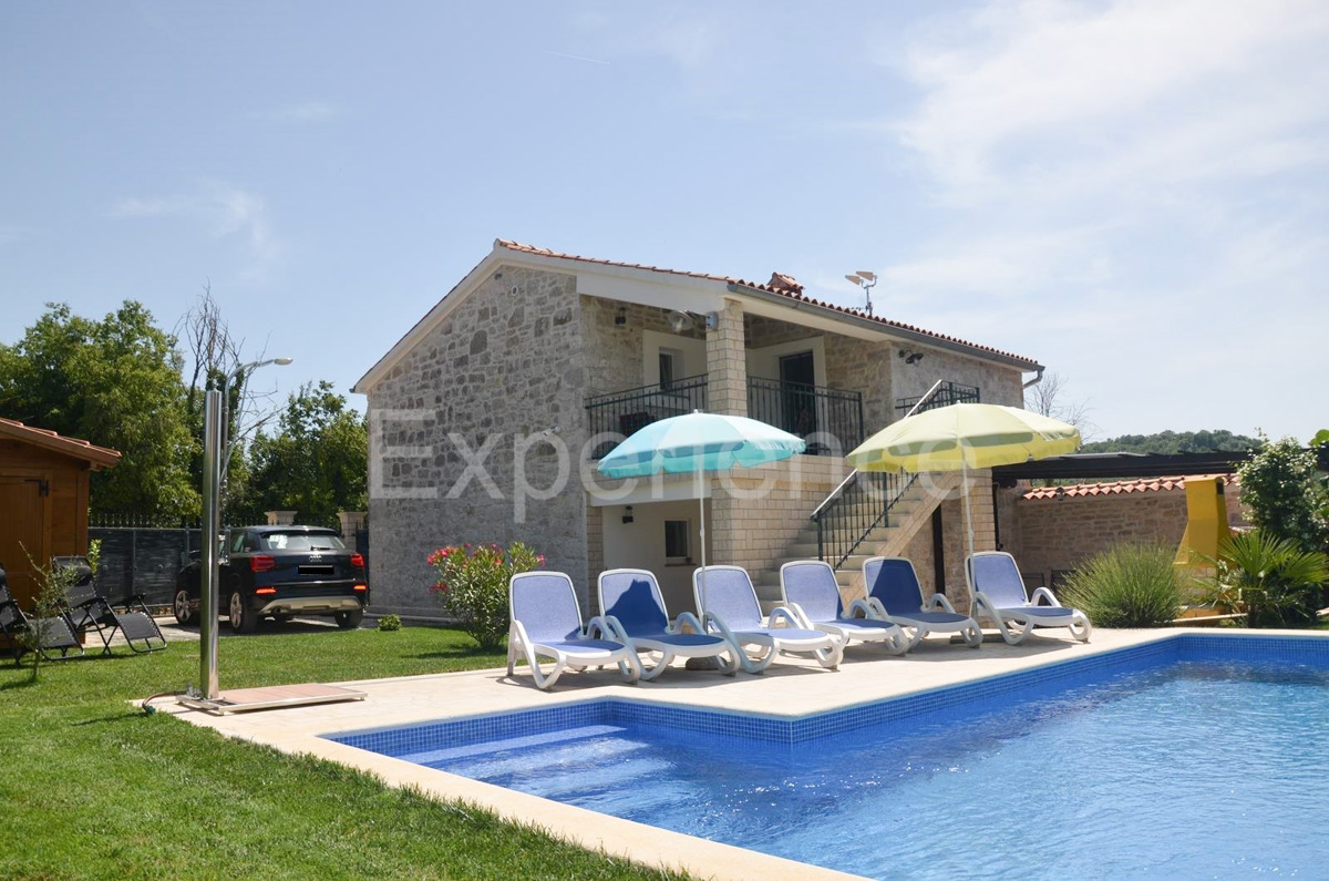 Nelle vicinanze di Parenzo - casa in pietra ristrutturata con piscina