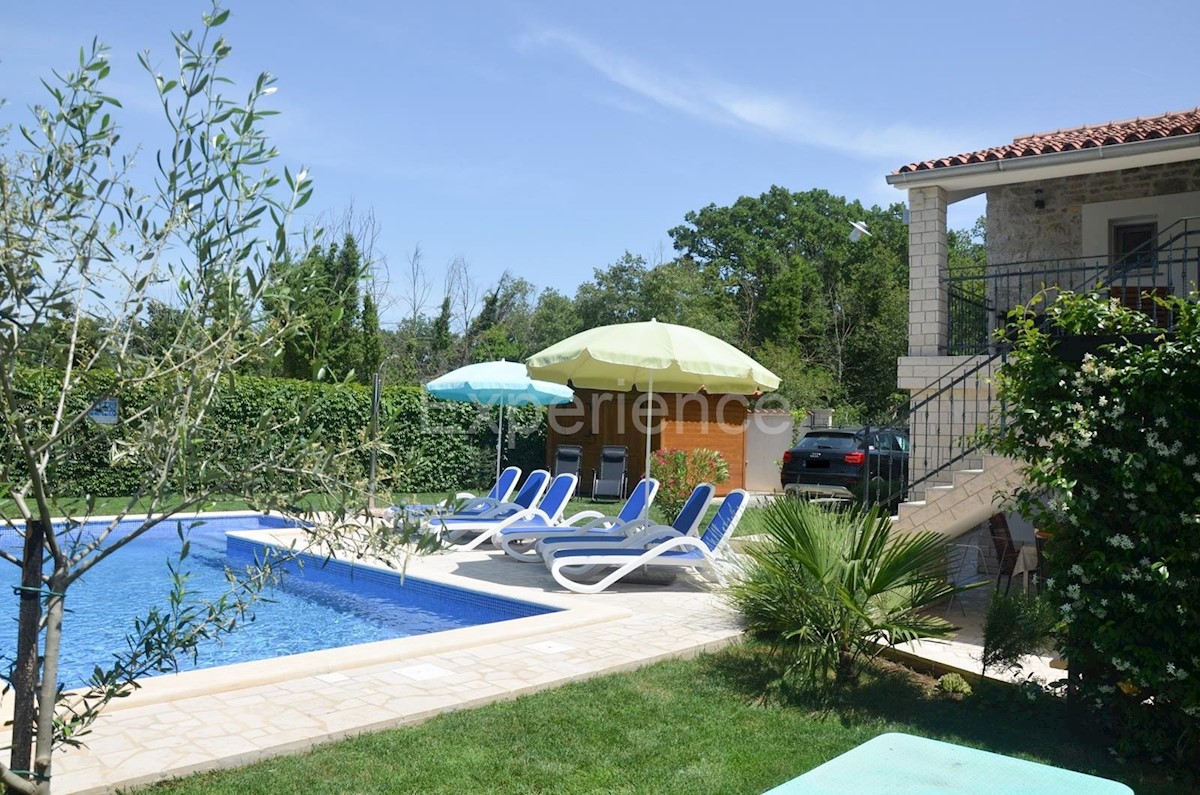 Nelle vicinanze di Parenzo - casa in pietra ristrutturata con piscina