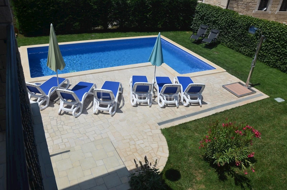 Nelle vicinanze di Parenzo - casa in pietra ristrutturata con piscina
