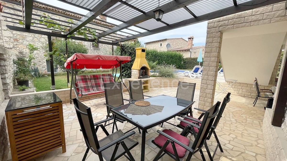 Nelle vicinanze di Parenzo - casa in pietra ristrutturata con piscina