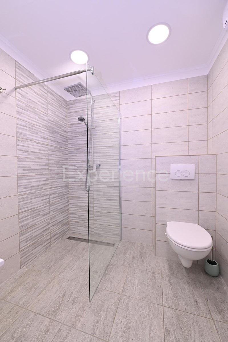 Nelle vicinanze di Parenzo - casa in pietra ristrutturata con piscina