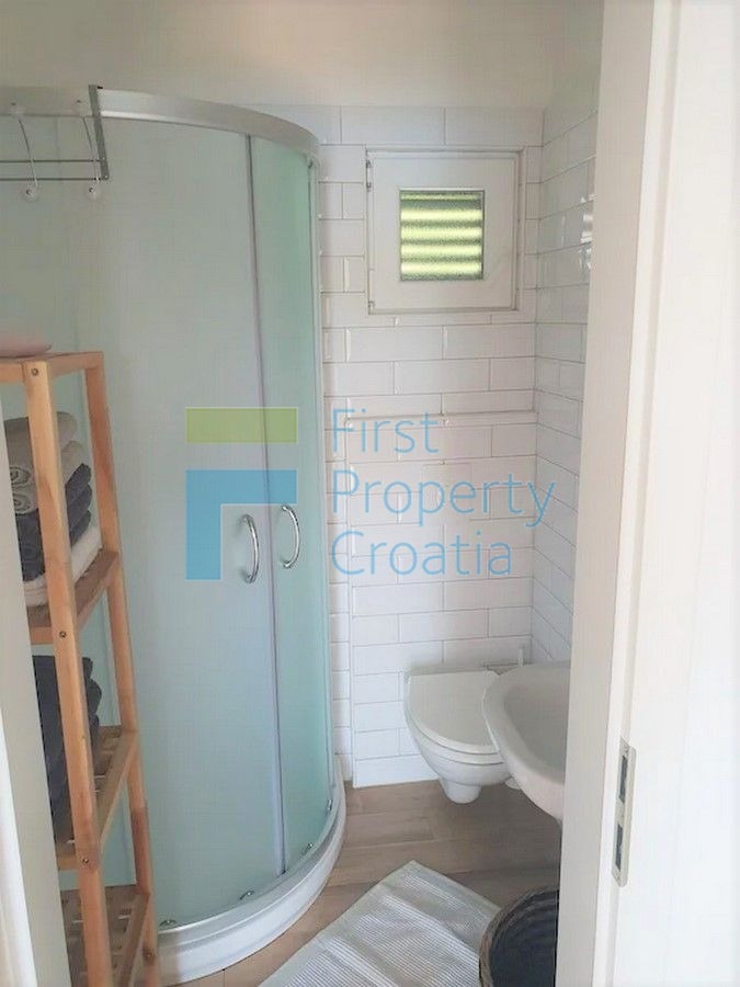 TG1642 - Kuća u prvom redu u mirnom području blizu Trogira, na prodaju