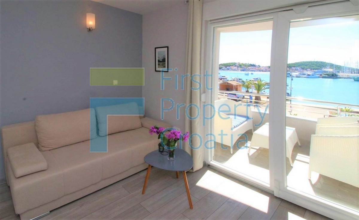 RG1638 - Palazzina in prima fila al mare, Rogoznica, in vendita