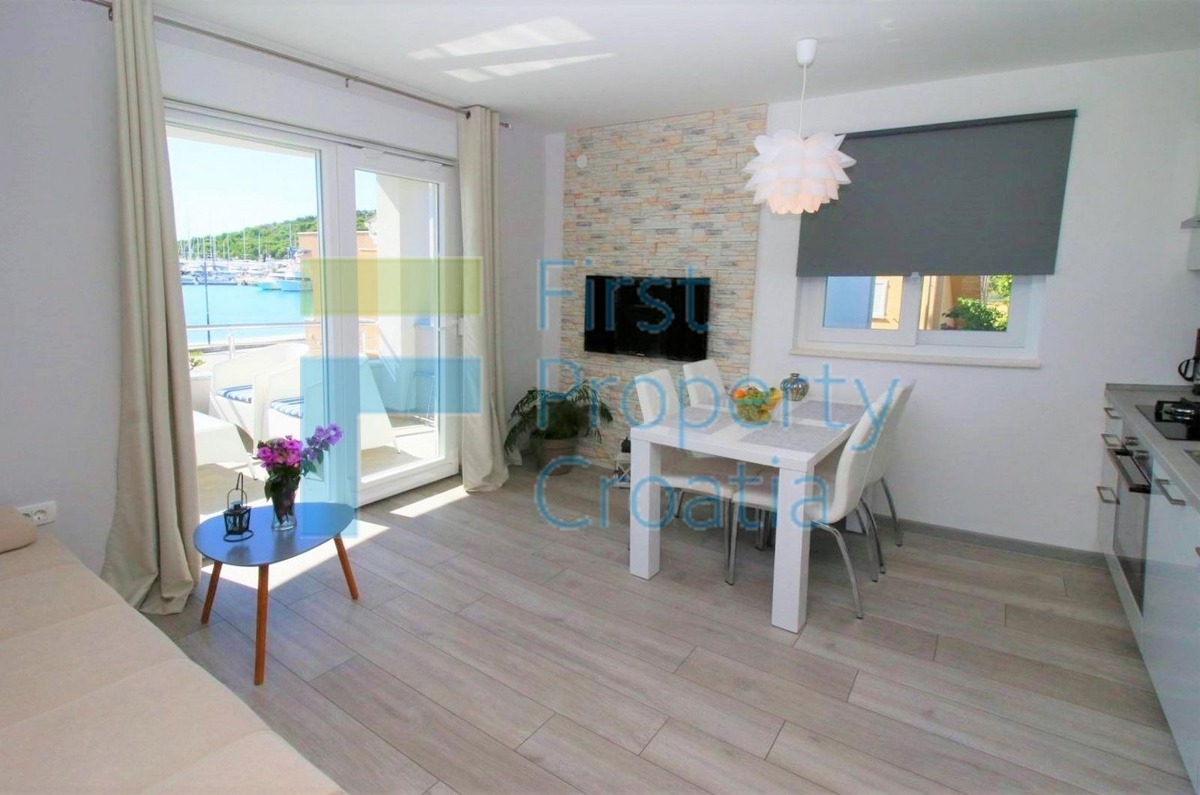 RG1638 - Palazzina in prima fila al mare, Rogoznica, in vendita