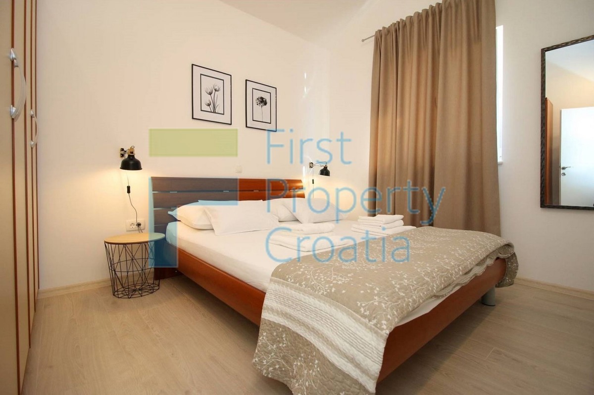 RG1638 - Palazzina in prima fila al mare, Rogoznica, in vendita