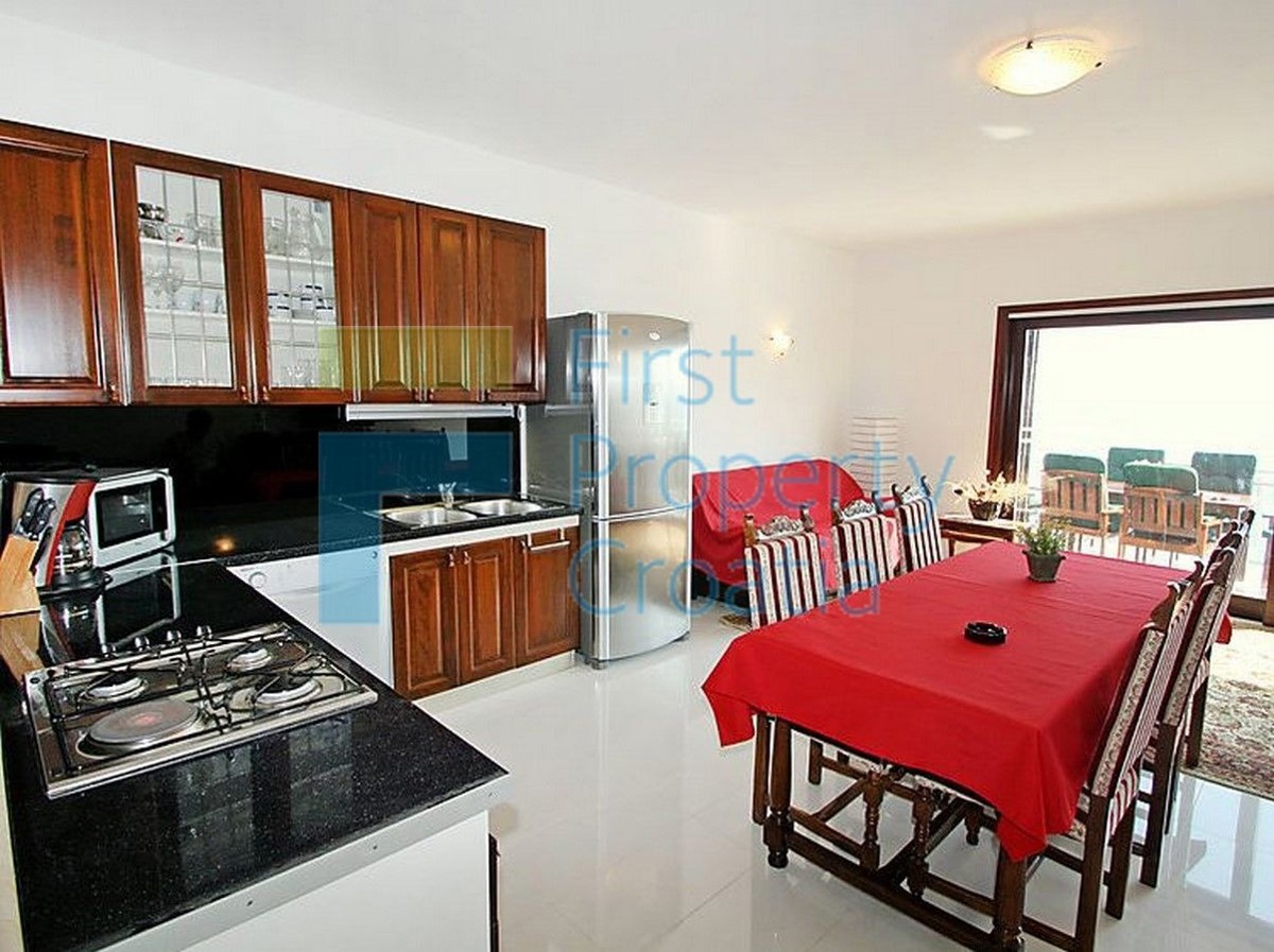 TG1009 - Villa-appartamento situata sopra il mare, Čiovo, in vendita