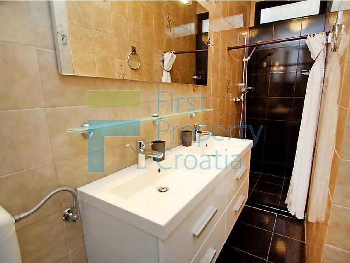 TG1009 - Villa-appartamento situata sopra il mare, Čiovo, in vendita