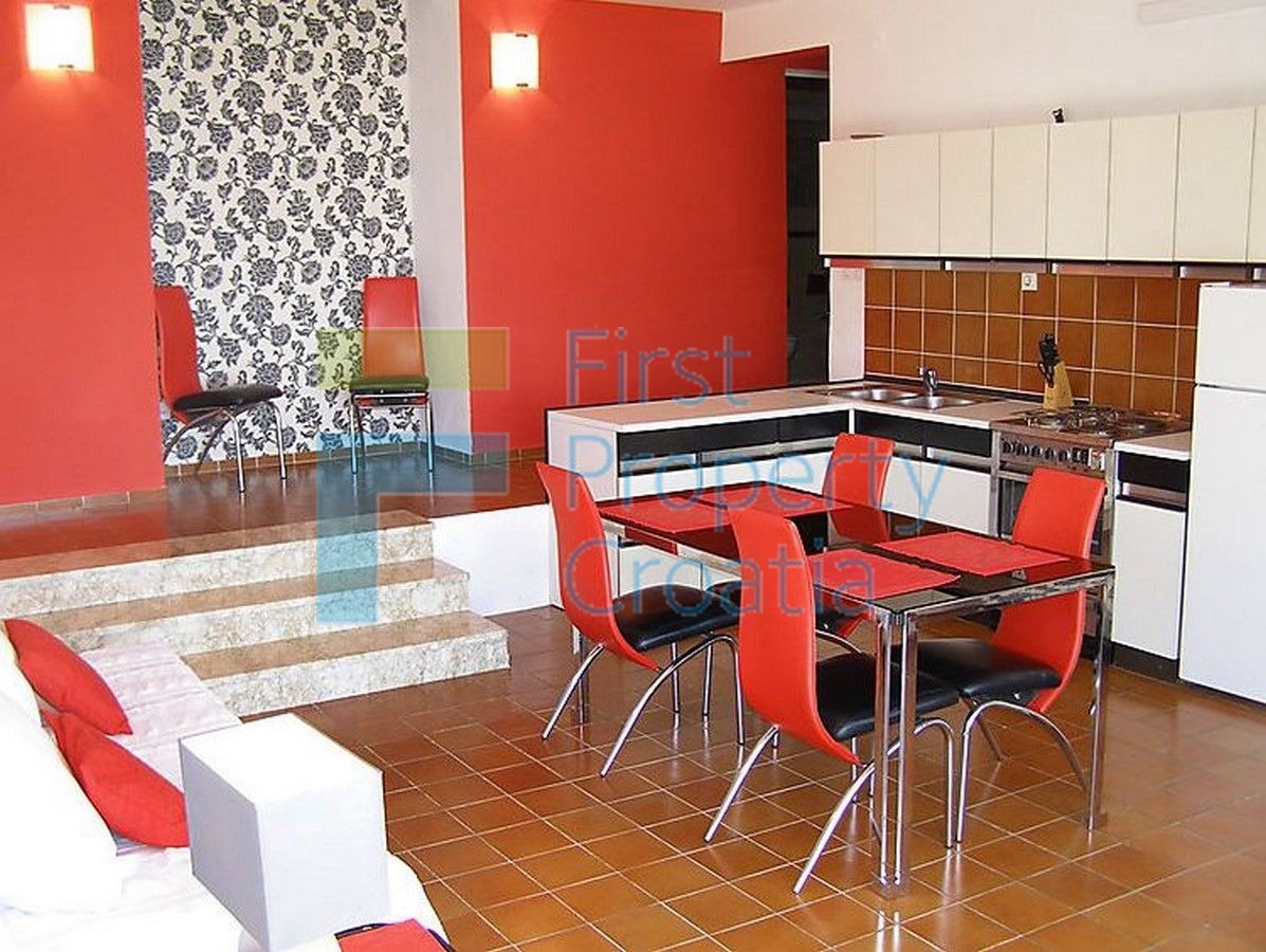 TG1009 - Villa-appartamento situata sopra il mare, Čiovo, in vendita