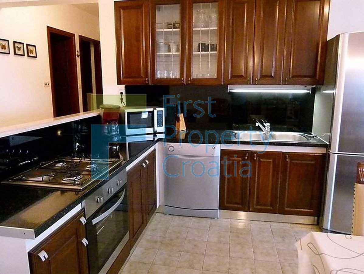 TG1009 - Villa-appartamento situata sopra il mare, Čiovo, in vendita