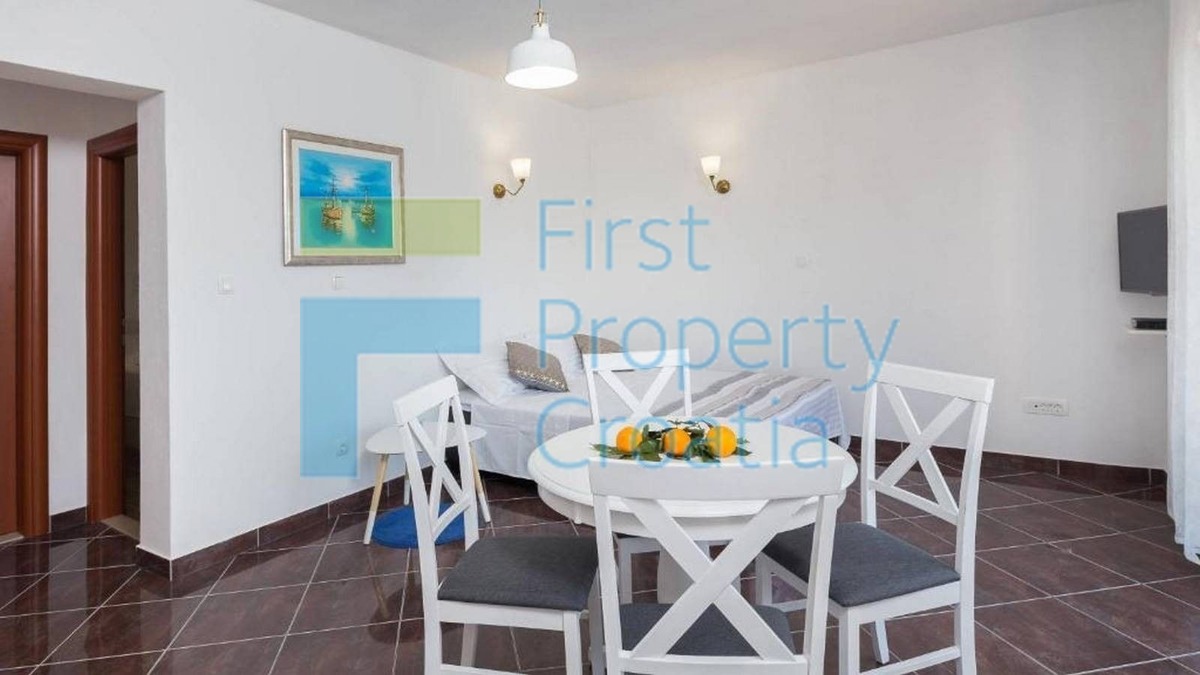 TG1585 - Casa situata a soli 40 metri dal mare, zona Trogir, in vendit