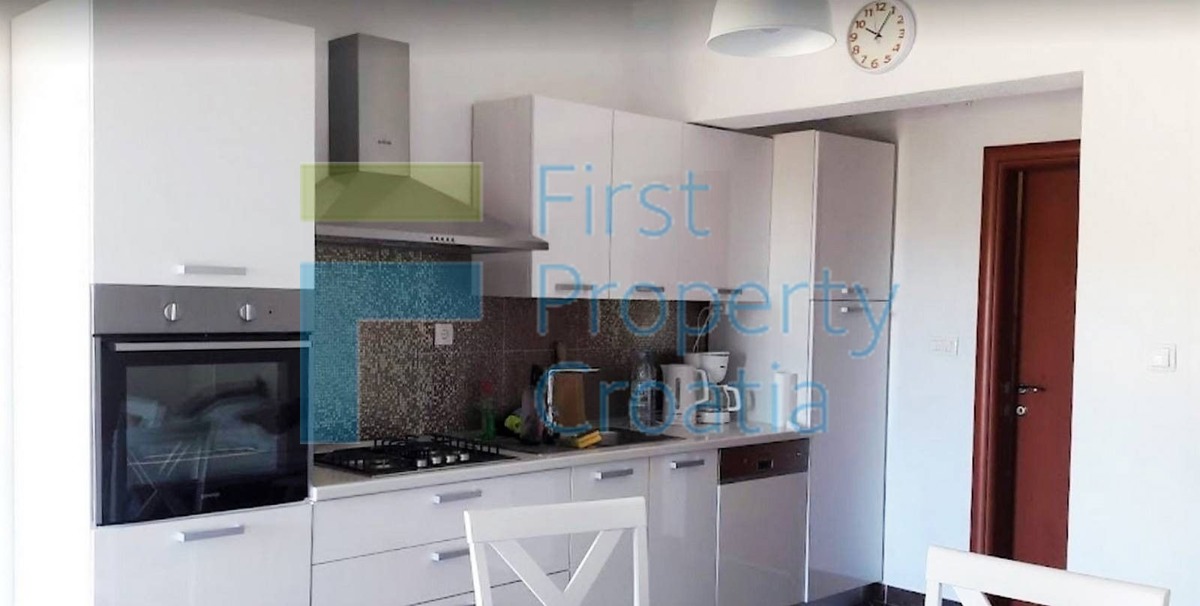 TG1585 - Casa situata a soli 40 metri dal mare, zona Trogir, in vendit