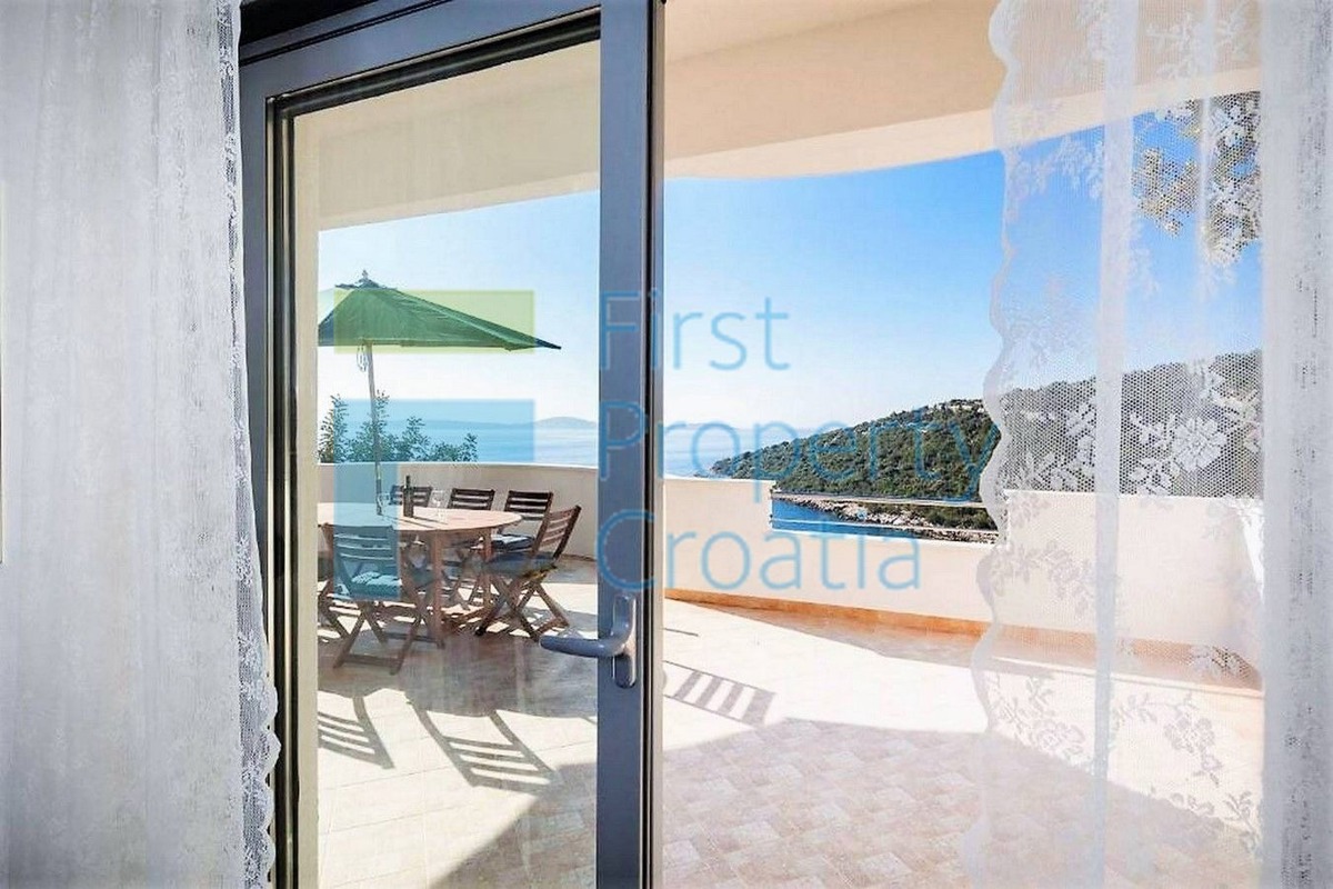 TG1585 - Casa situata a soli 40 metri dal mare, zona Trogir, in vendit