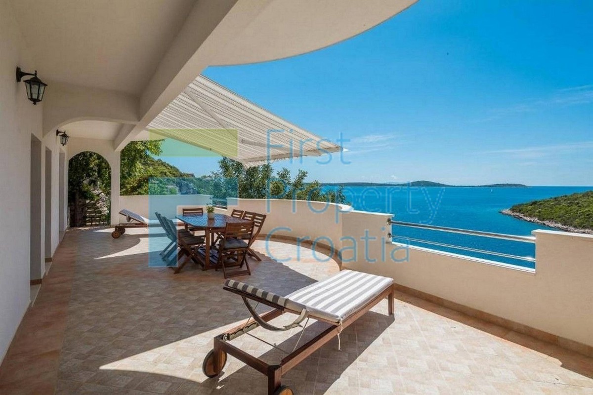 TG1585 - Casa situata a soli 40 metri dal mare, zona Trogir, in vendit