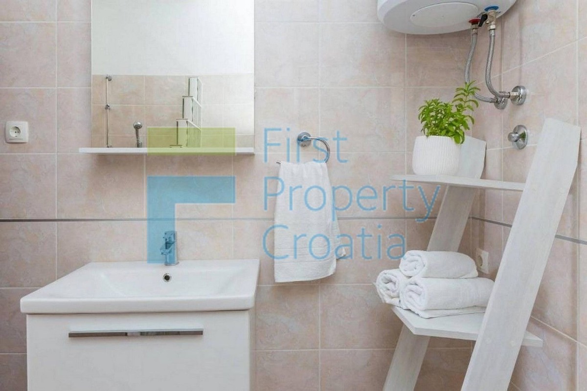 TG1585 - Casa situata a soli 40 metri dal mare, zona Trogir, in vendit